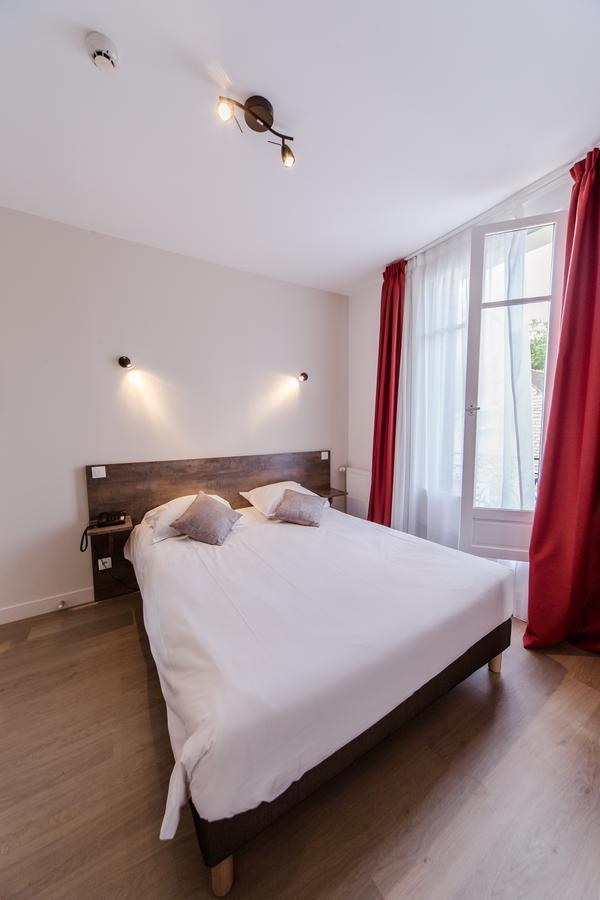 Logis Hotel - Le Petit Bellon Senlis  Exterior foto